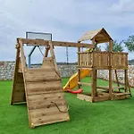 Re With Pool And Slivnica