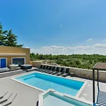 Re With Pool And Willa Slivnica