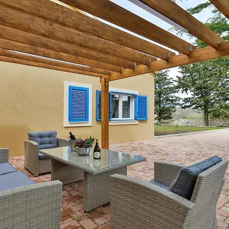 Vila Re With Pool And
