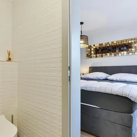 Re With Pool And Slivnica