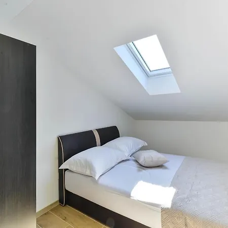 Re With Pool And * Slivnica