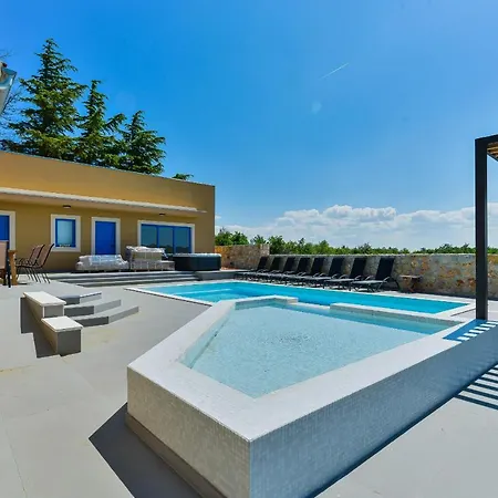 Re With Pool And Slivnica