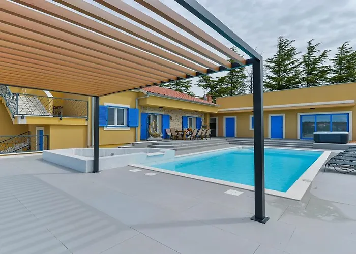 Re With Pool And Villa *