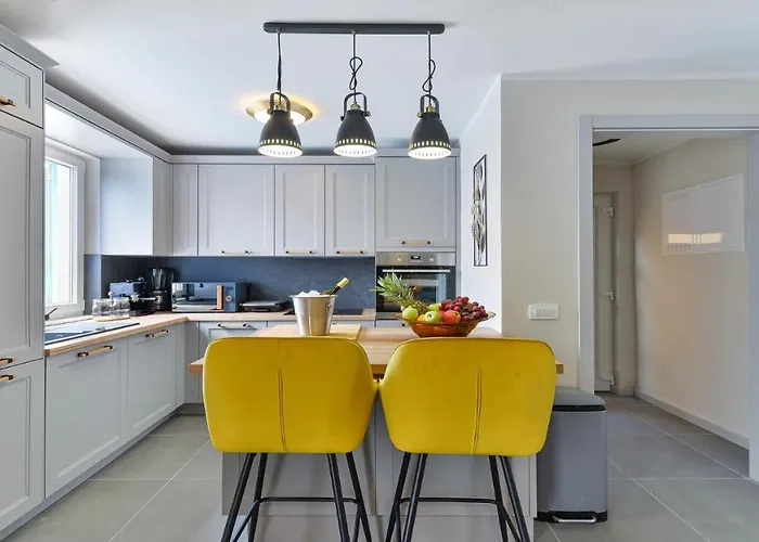 Re With Pool And Villa Slivnica