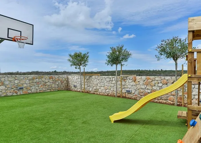 Re With Pool And Villa Slivnica