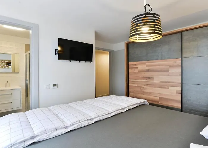 Re With Pool And Villa *