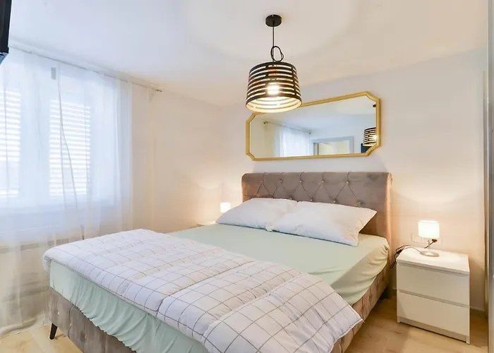 Re With Pool And * Slivnica