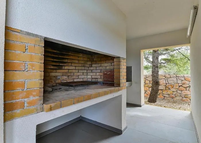 Re With Pool And Villa