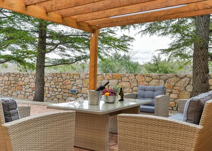 Re With Pool And Villa *