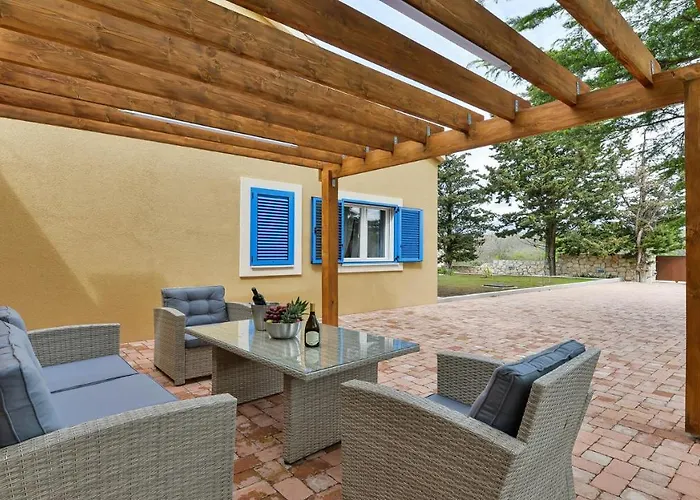 Vila Re With Pool And