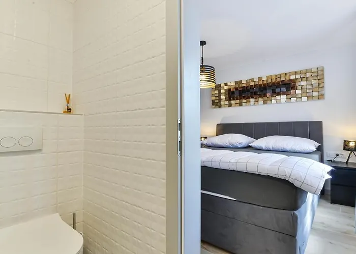 Re With Pool And Slivnica