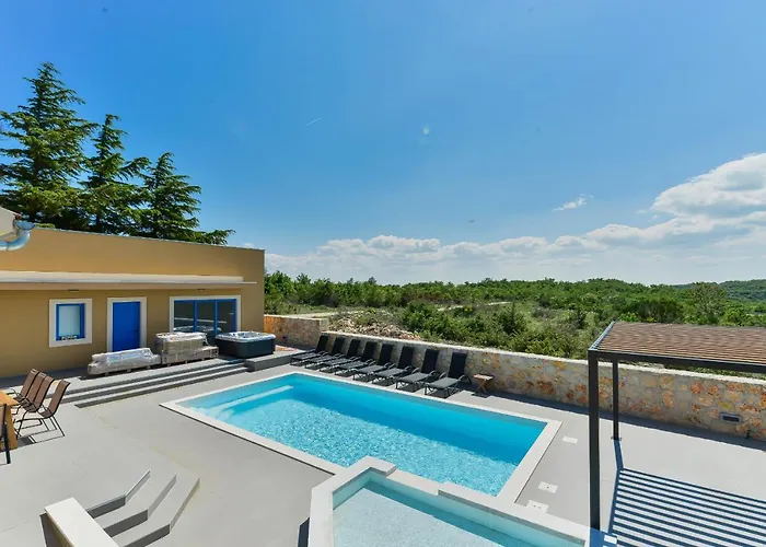 Re With Pool And Villa Slivnica