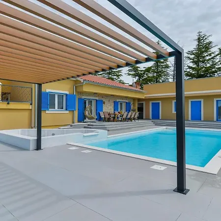 Re With Pool And Villa *