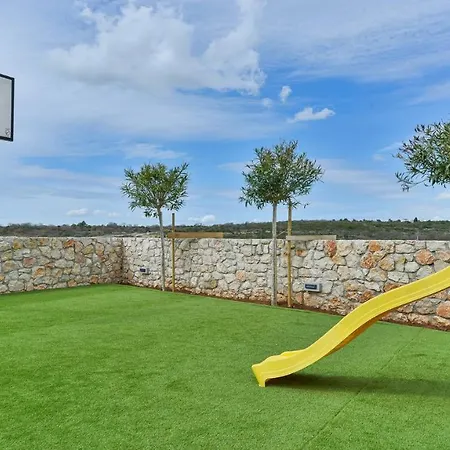 Re With Pool And Villa Slivnica