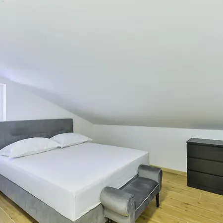 Villa Re With Pool And Slivnica