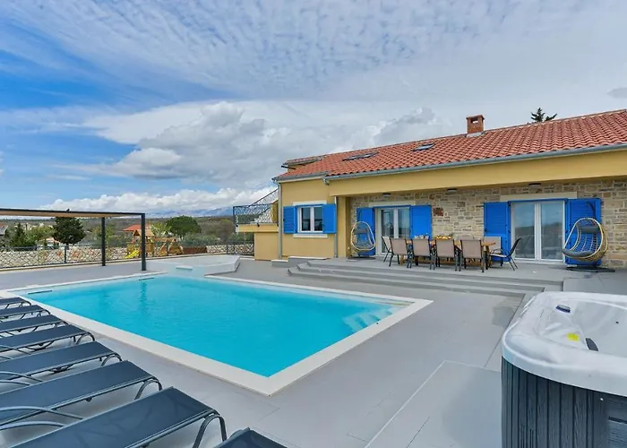 Re With Pool And Slivnica