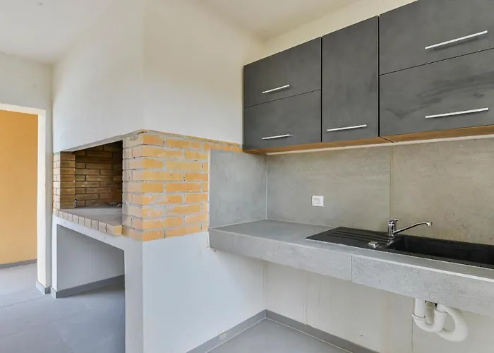 Re With Pool And * Slivnica