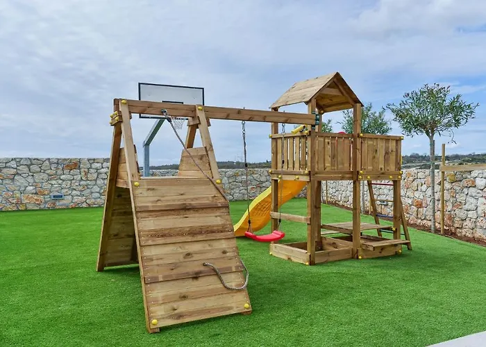 Re With Pool And Slivnica