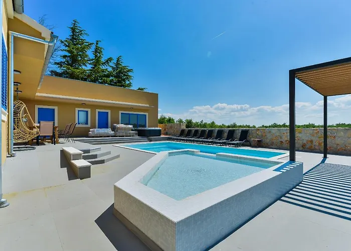 Re With Pool And Slivnica